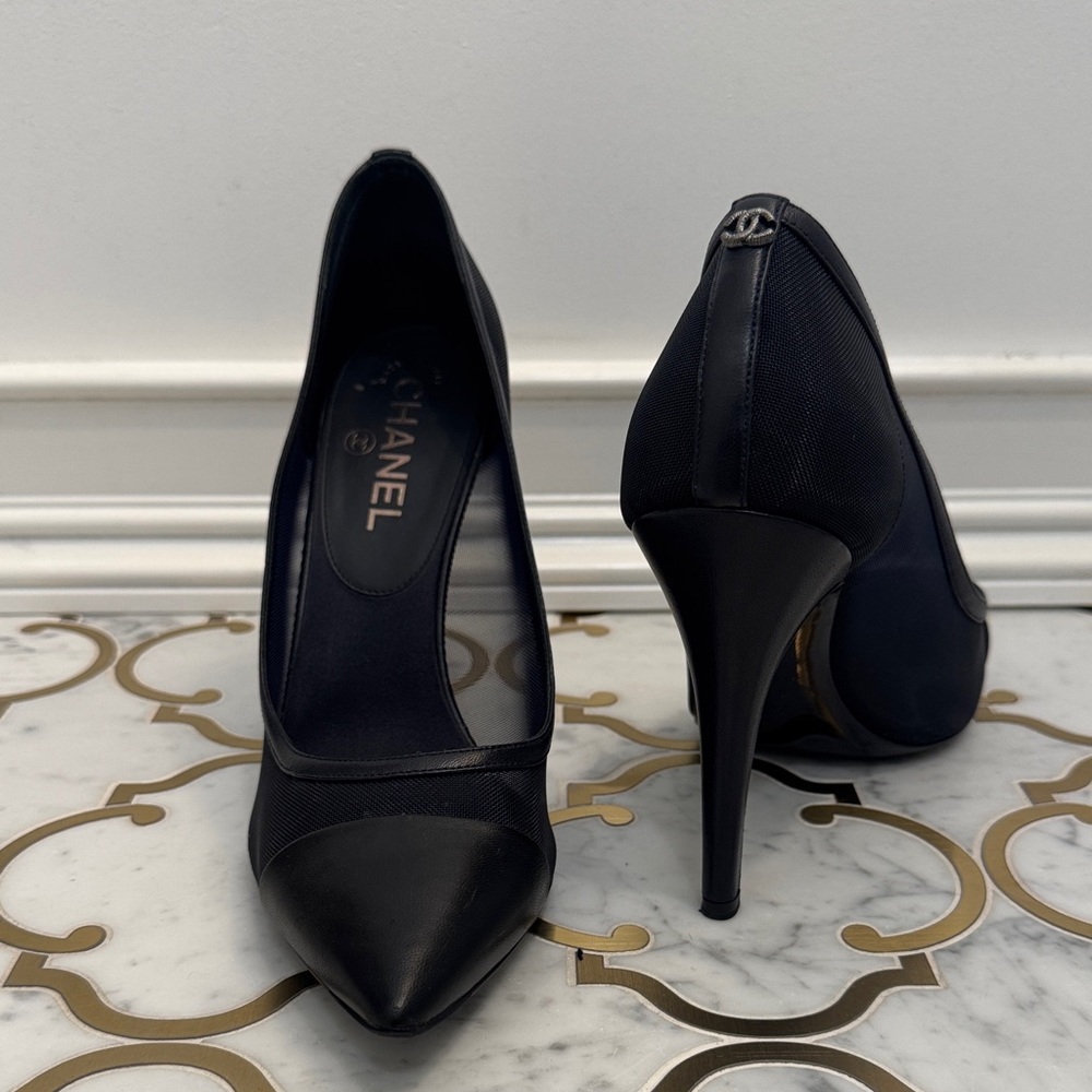 CHANEL Black Pointed Toe Mesh & Leather Pumps